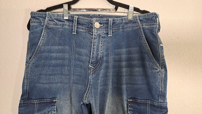 True Religion Women’s Cargo Jeans – Medium Wash Denim Multi-Pocket Utility Style, Size 30. 7